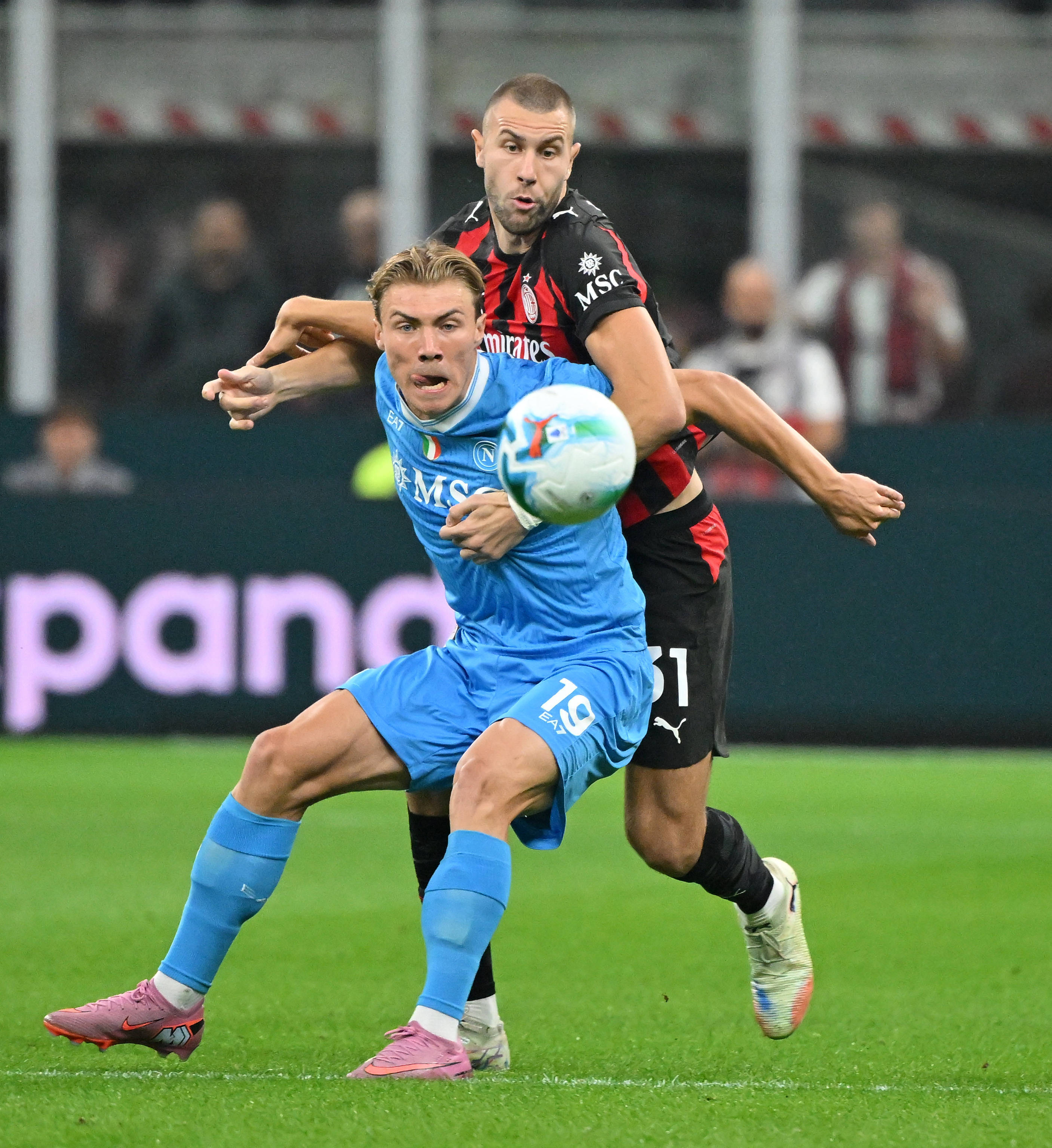 (体育)足球——意甲:AC米兰胜那不勒斯